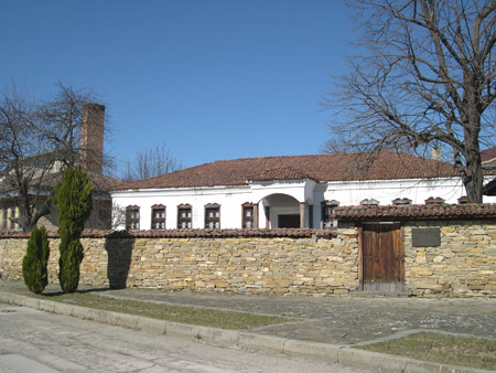 изображение на сградата на музея едноетажна с китен двор